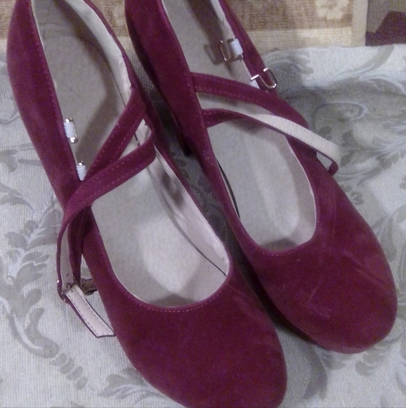 Heels - Picture 2 of 3